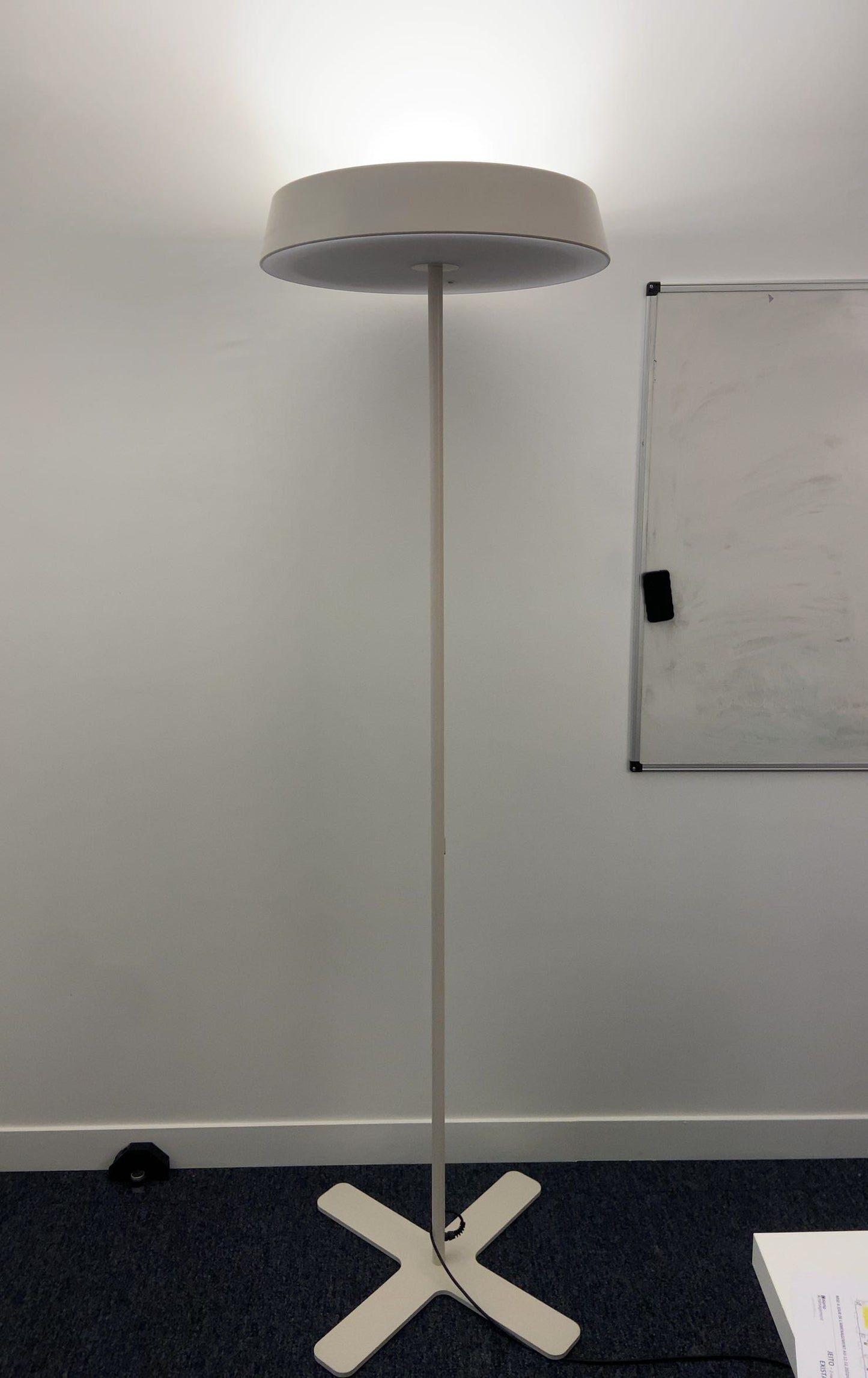 Éclairage sur pied en métal blanc
