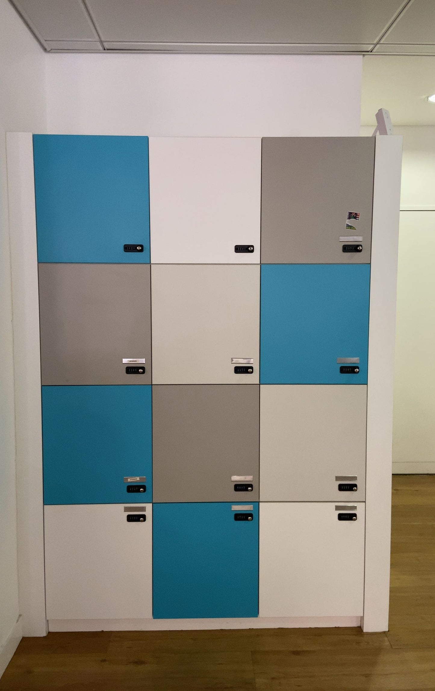 Casier 12 portes battantes en mélaminé