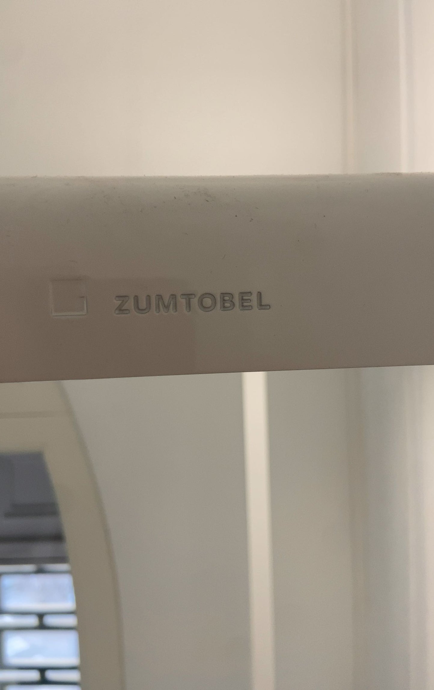 Lampadaire en métal blanc