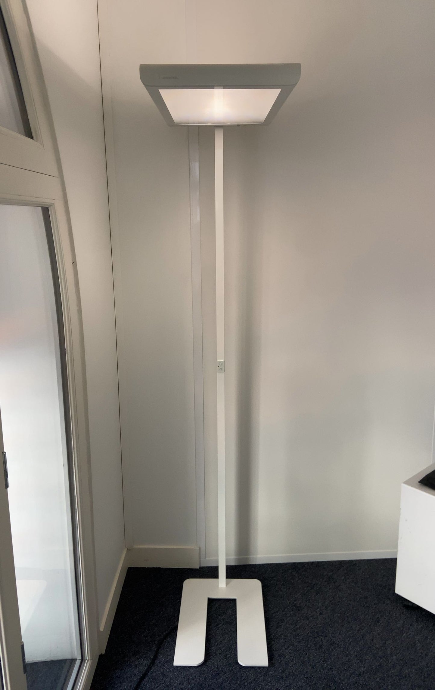 Lampadaire en métal blanc