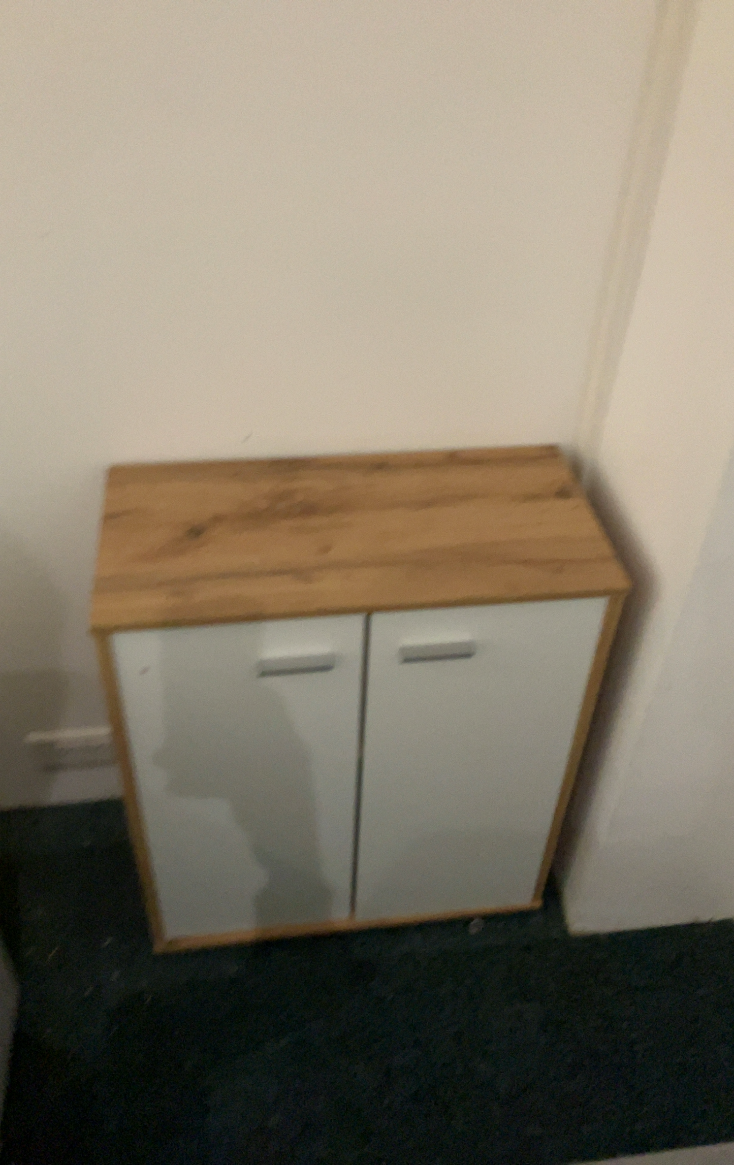 Armoire en bois avec portes mélaminées blanches