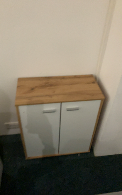 Armoire en bois avec portes mélaminées blanches