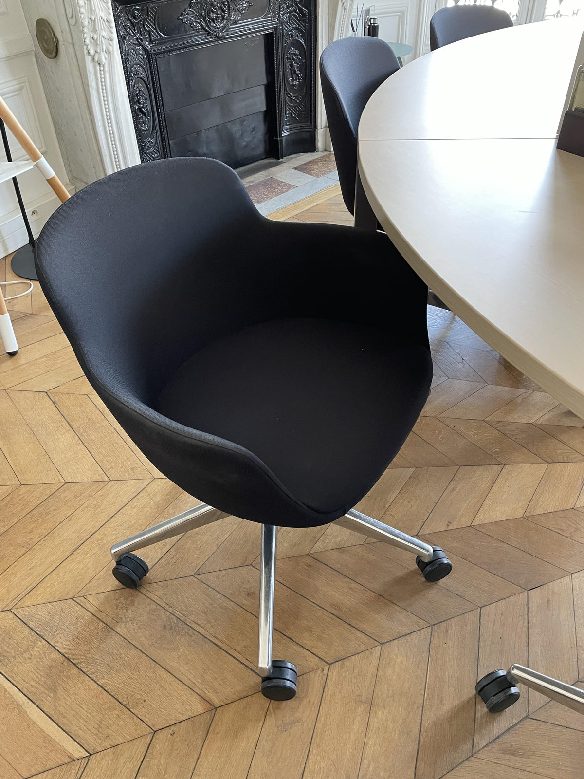 Chaise Narbutas en Tissu Noir