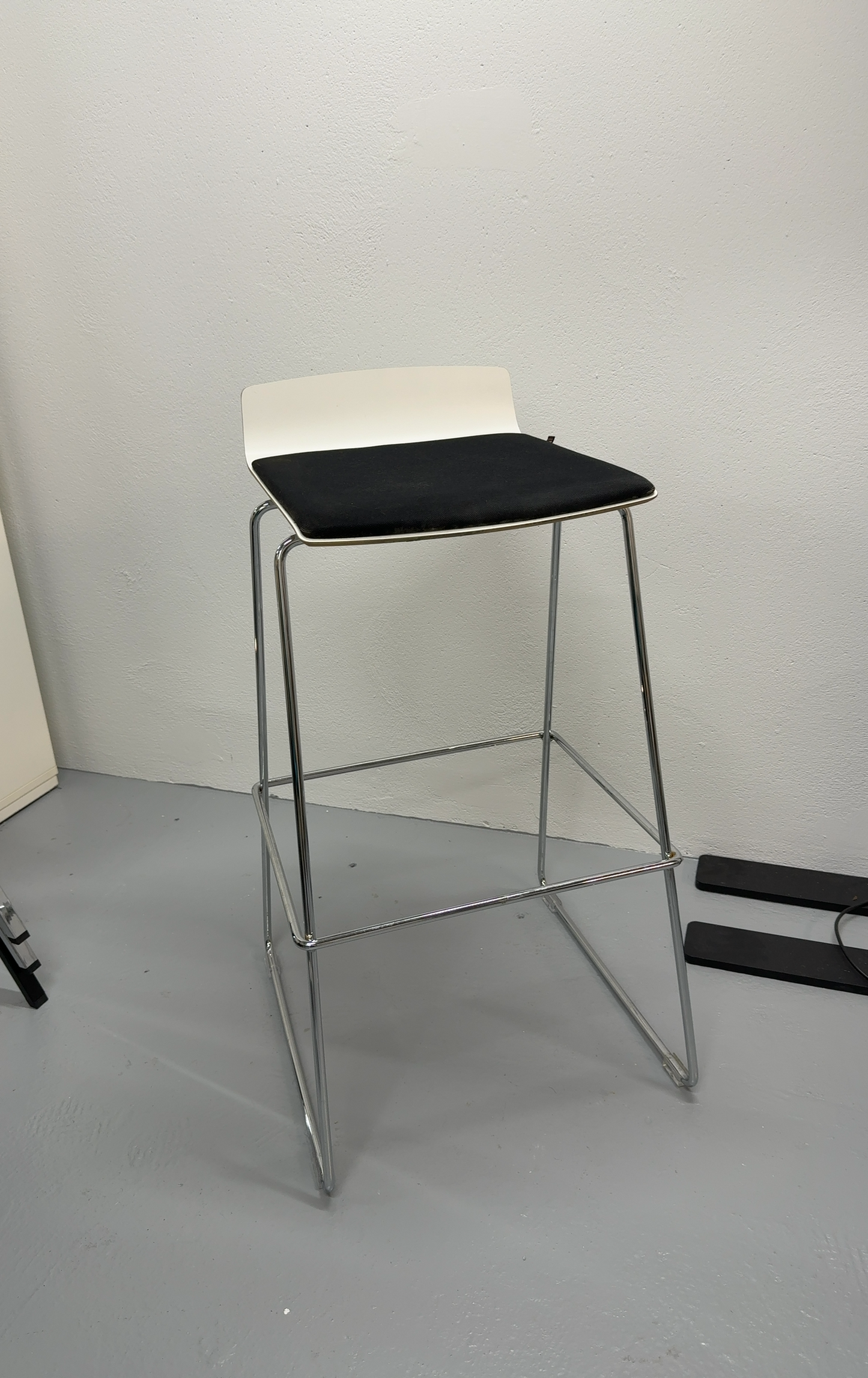Tabouret Konig + Neurath Cuir Blanc
