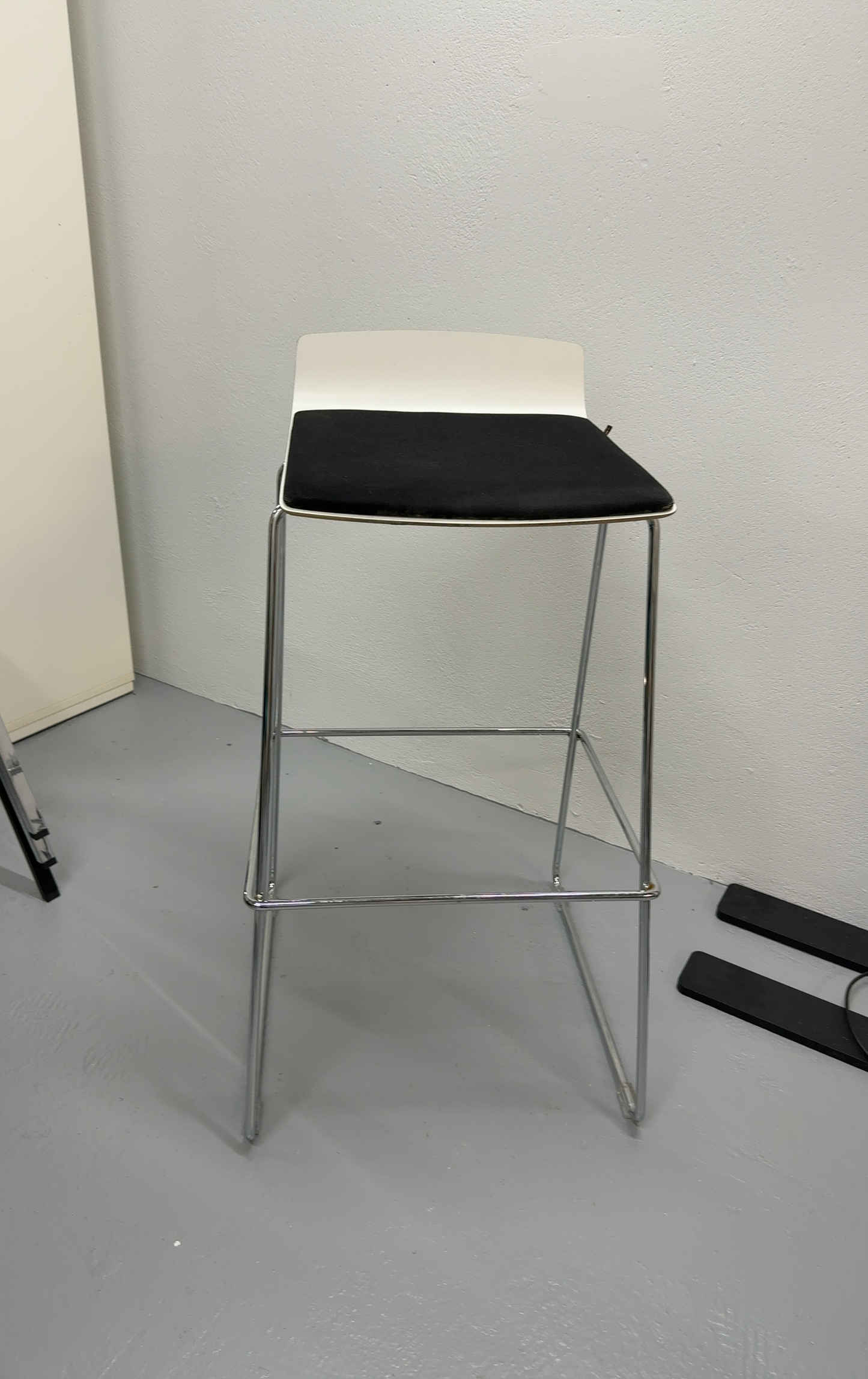 Tabouret Konig + Neurath Cuir Blanc