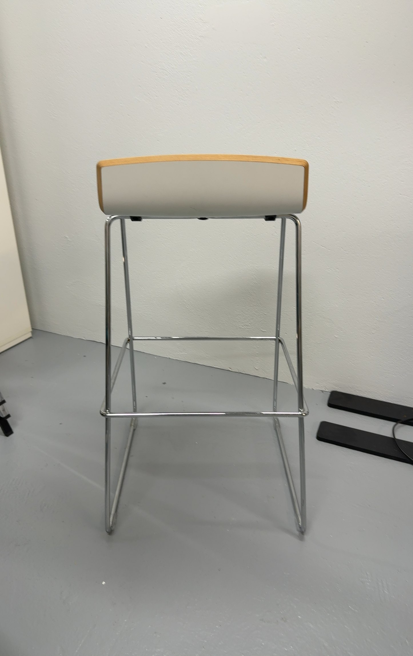 Tabouret Konig + Neurath Cuir Blanc