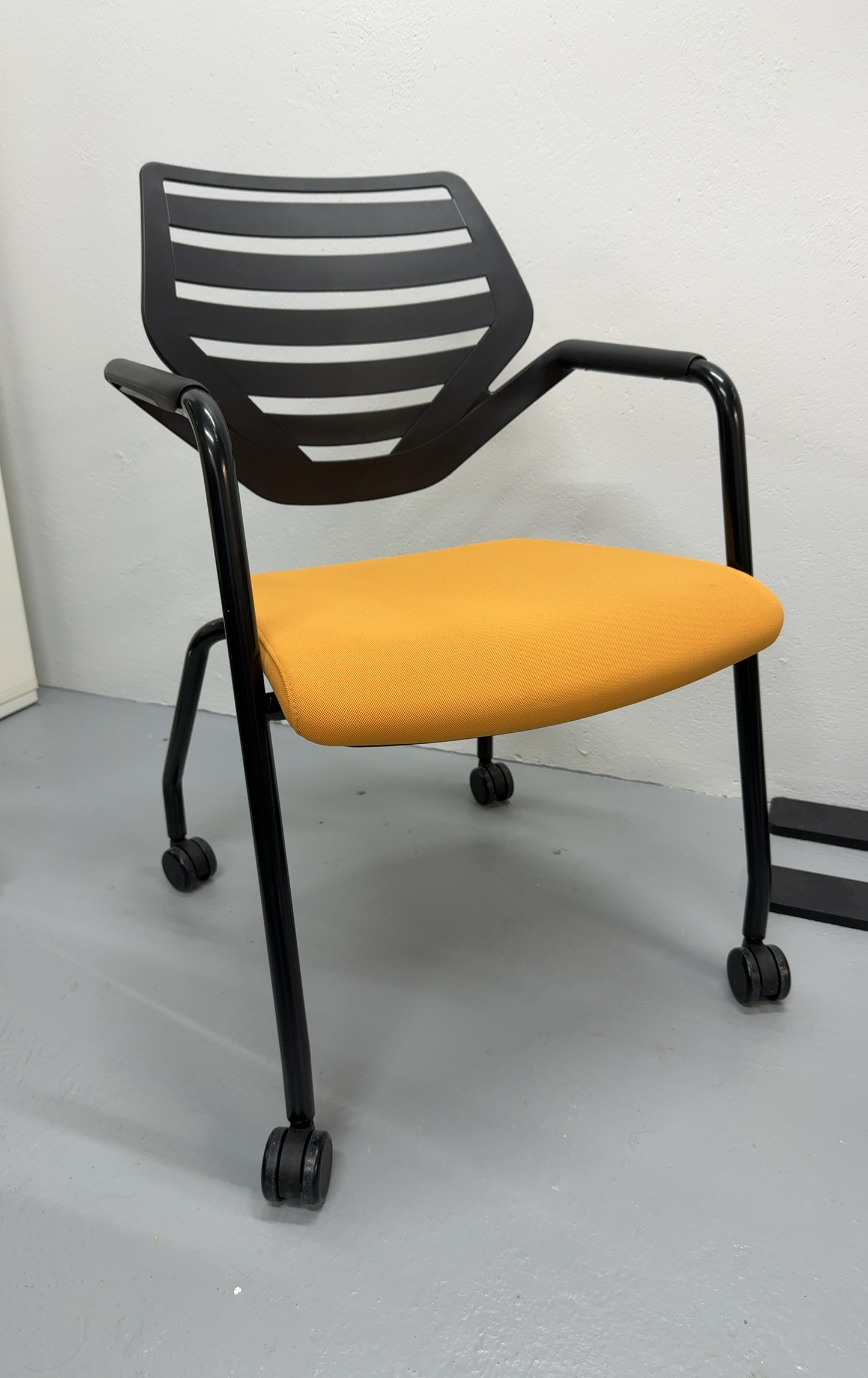 Chaise Konig + Neurath avec Accoudoirs