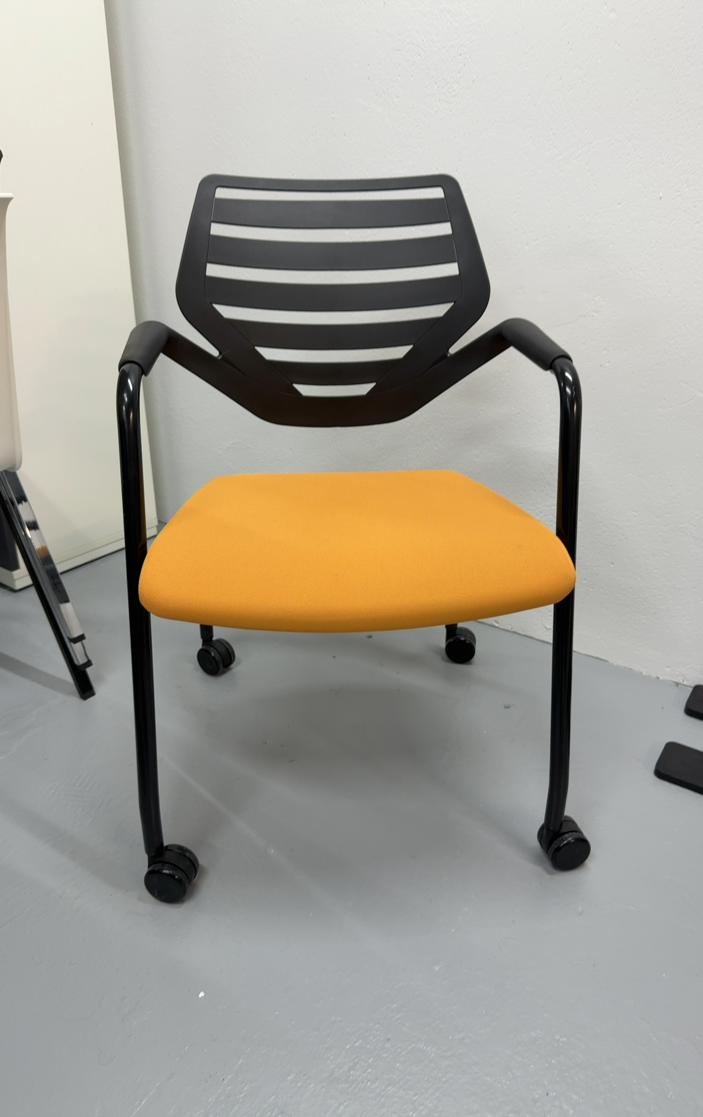 Chaise Konig + Neurath avec Accoudoirs