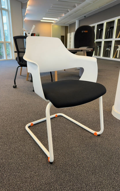 Chaise Konig + Neurath Noire en Plastique