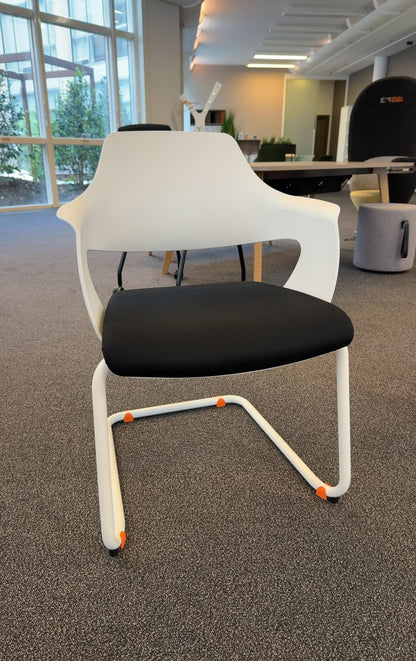 Chaise Konig + Neurath Noire en Plastique