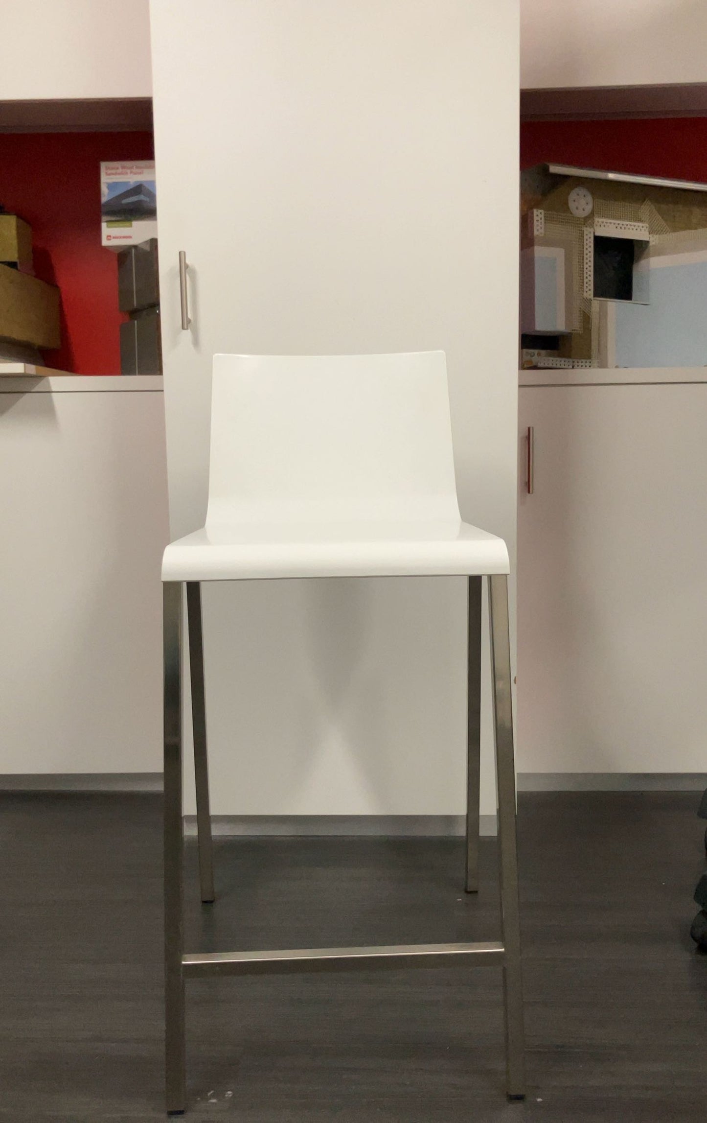Chaise haute blanche en plastique et métal