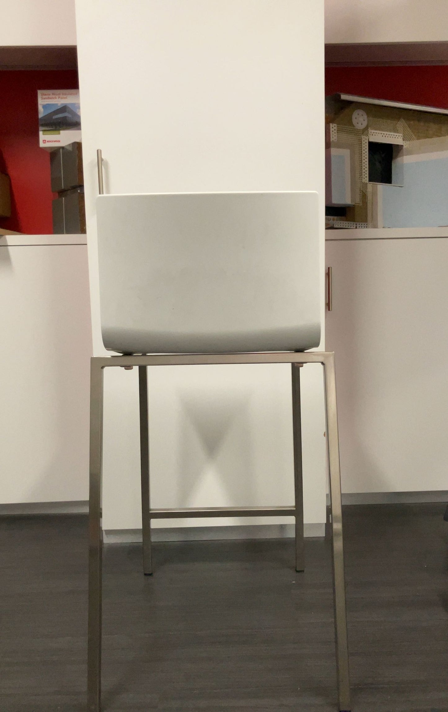 Chaise haute blanche en plastique et métal