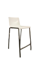 Chaise haute blanche en plastique et métal