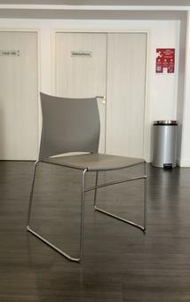 Chaise moderne grise en Plastique et piètement Métal