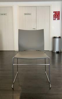 Chaise moderne grise en Plastique et piètement Métal