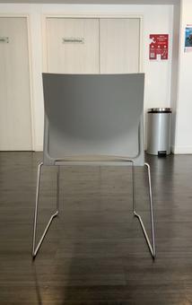 Chaise moderne grise en Plastique et piètement Métal
