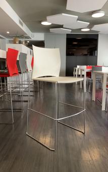 Chaise haute blanche sans accoudoirs plastique avec piètement métal