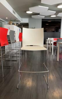 Chaise haute blanche sans accoudoirs plastique avec piètement métal