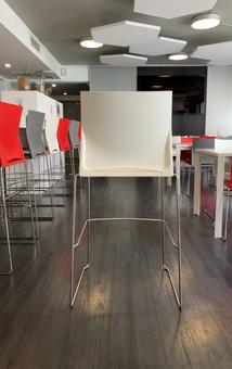 Chaise haute blanche sans accoudoirs plastique avec piètement métal
