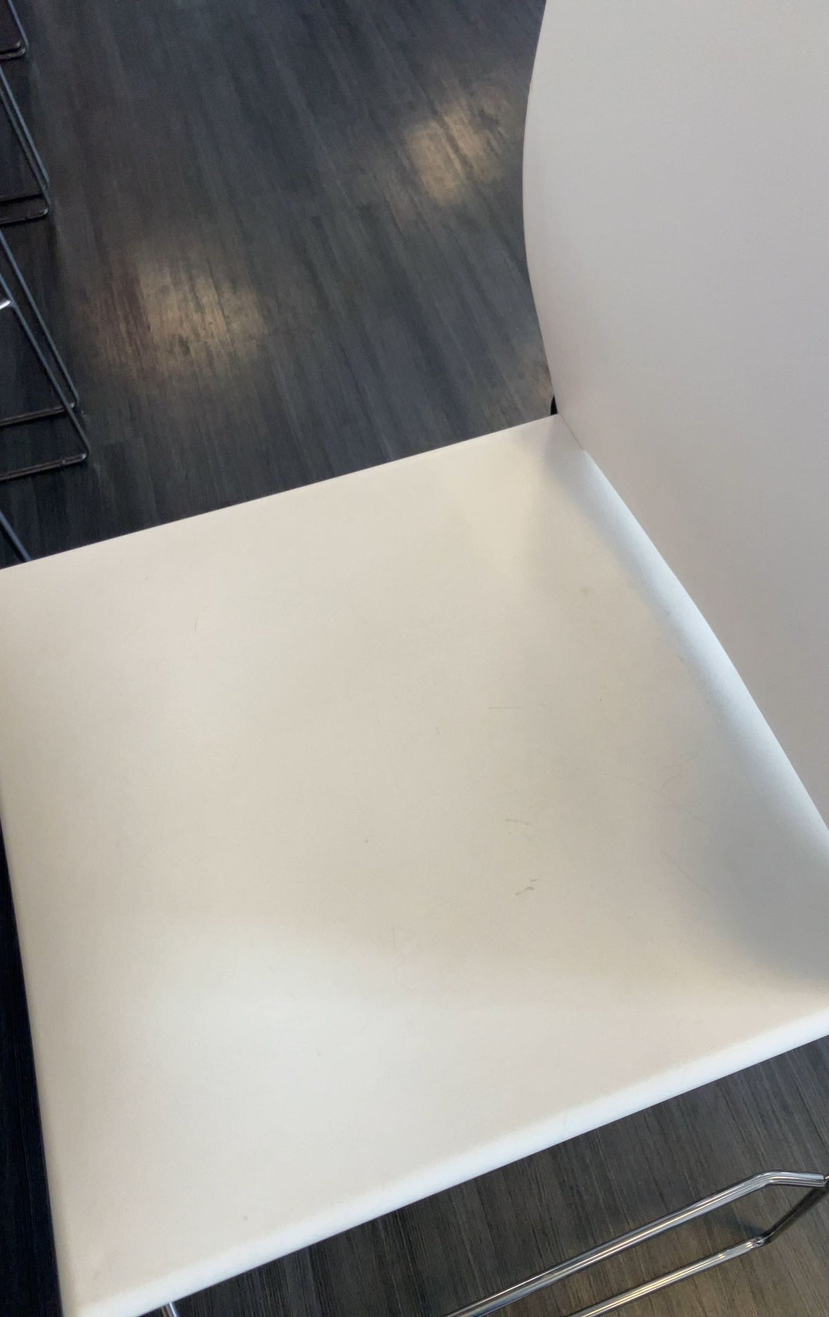 Chaise haute blanche sans accoudoirs plastique avec piètement métal