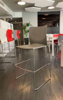 Chaise Haute Grise sans accoudoir plastique avec piètement métal