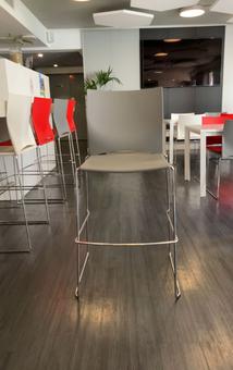 Chaise Haute Grise sans accoudoir plastique avec piètement métal