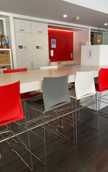 Chaise Haute Grise sans accoudoir plastique avec piètement métal