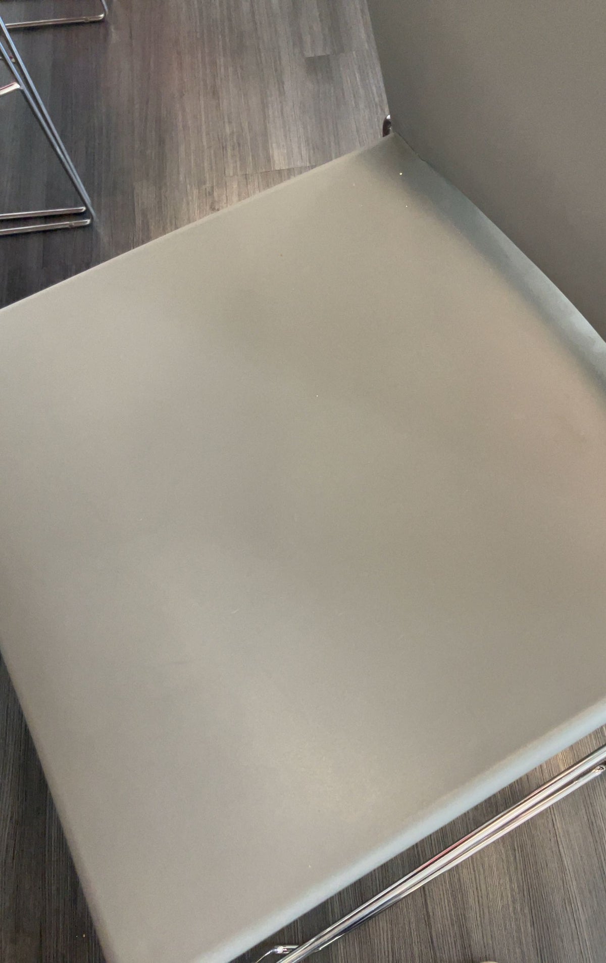 Chaise Haute Grise sans accoudoir plastique avec piètement métal