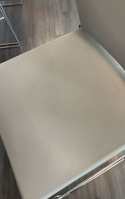 Chaise Haute Grise sans accoudoir plastique avec piètement métal
