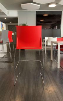 Chaise haute rouge en plastique et piètement métal