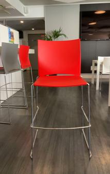 Chaise haute rouge en plastique et piètement métal