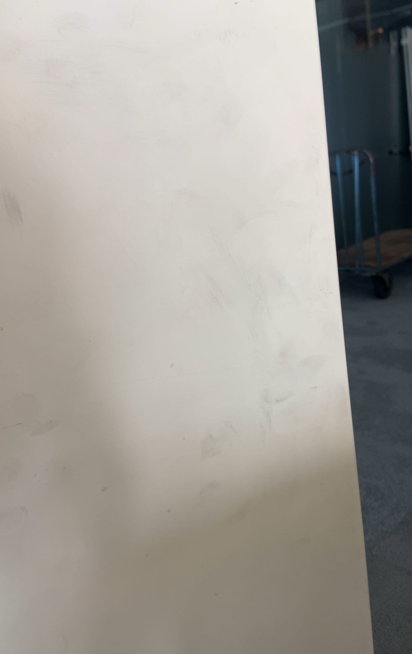 Armoire métallique avec portes coulissantes
