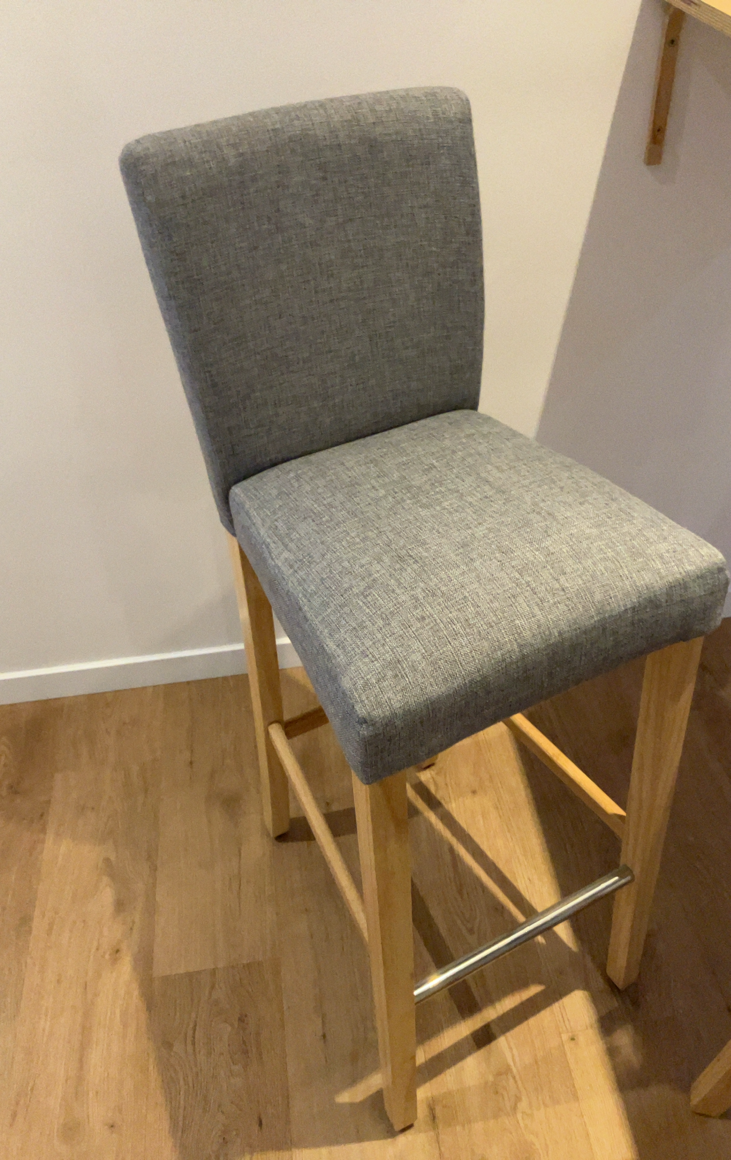 Tabouret en Tissu Gris avec Pieds en Bois