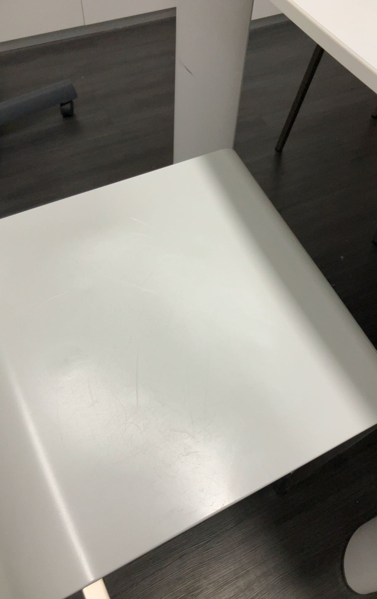 Chaise haute blanche en plastique et métal
