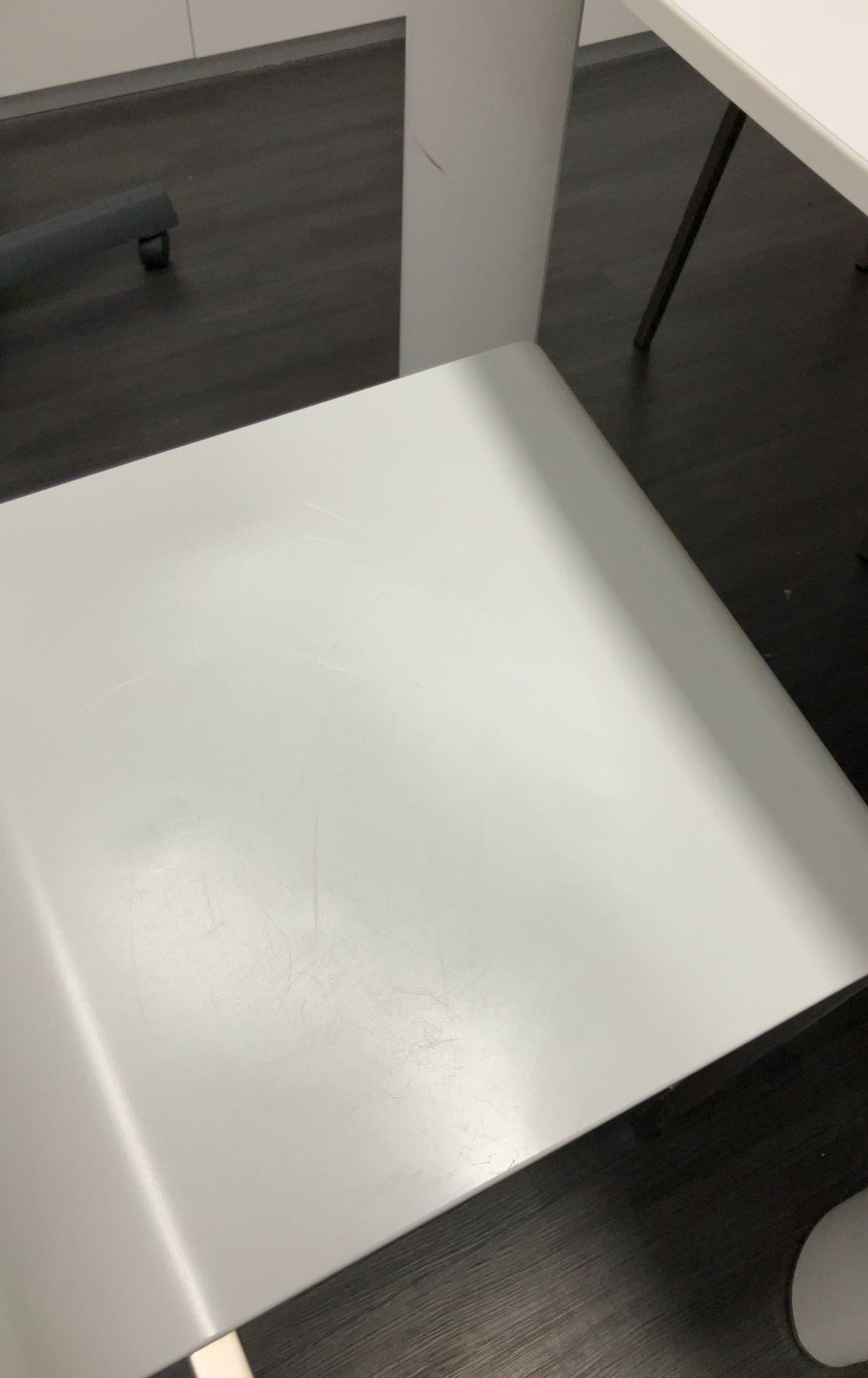 Chaise haute blanche en plastique et métal