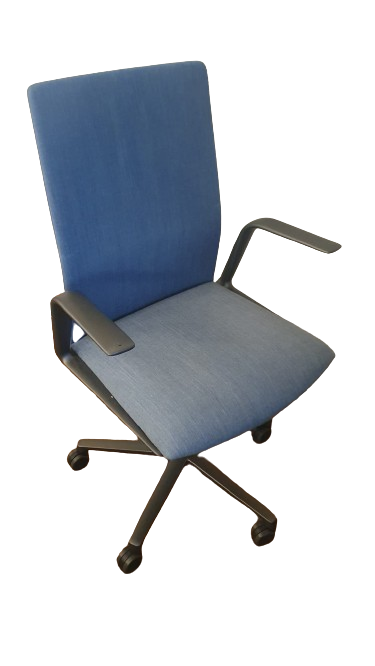 Chaise de bureau d'occasion avec revêtement bleu et accoudoirs fixes.