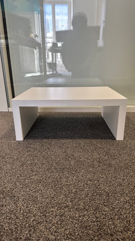 Accessoire de bureau en bois blanc - face