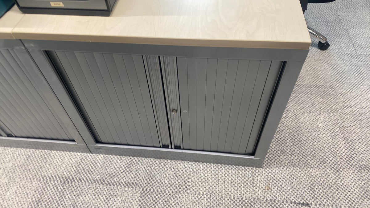 Armoire basse avec portes coulissantes - portes