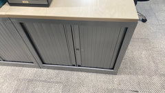 Armoire basse avec portes coulissantes - portes