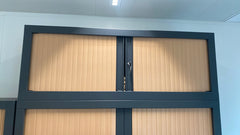 Armoire basse avec portes coulissantes - portes