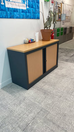Armoire basse avec portes coulissantes en bois clair - 3-4