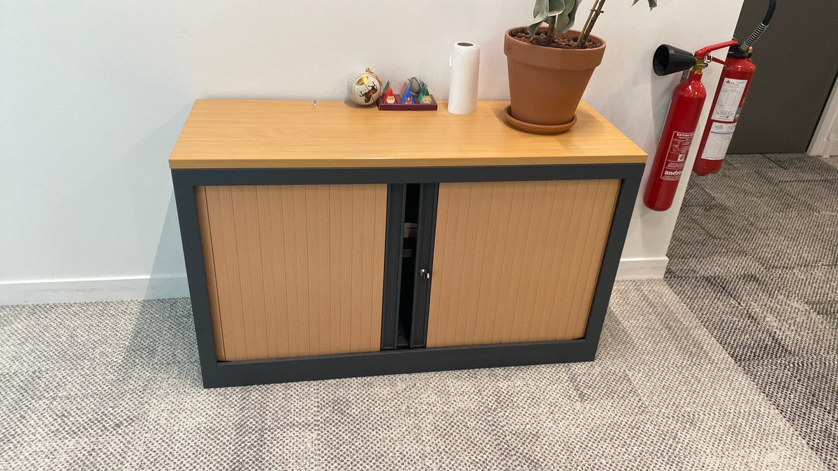 Armoire basse avec portes coulissantes en bois clair - face