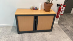 Armoire basse avec portes coulissantes en bois clair - face