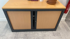 Armoire basse avec portes coulissantes en bois clair - portes