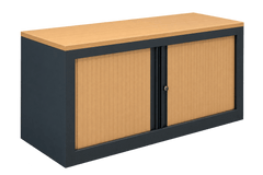 Armoire basse avec portes coulissantes en bois clair