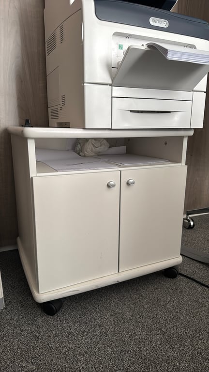 Armoire basse avec roulettes 60x50 - 3-4