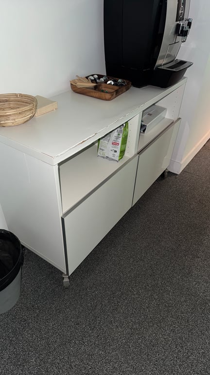 Armoire basse en bois blanc - 3-4