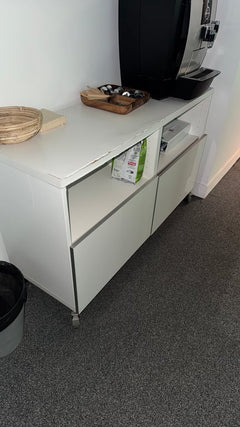 Armoire basse en bois blanc - 3-4