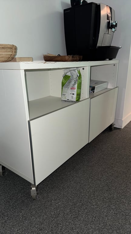 Armoire basse en bois blanc - face