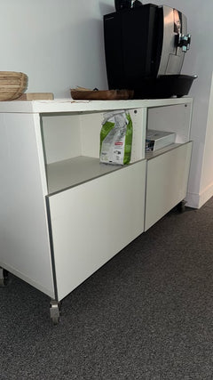 Armoire basse en bois blanc - face